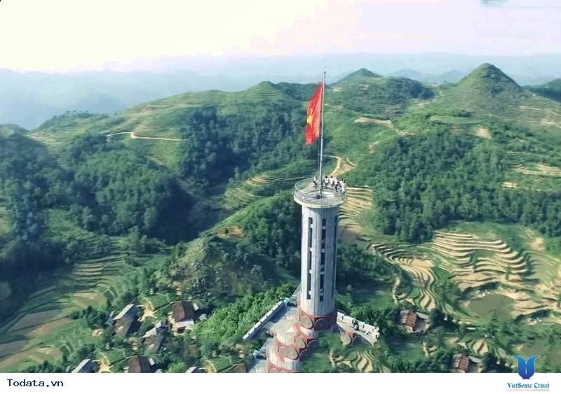 Hình ảnh cột cờ Lũng Cú giữa núi trời