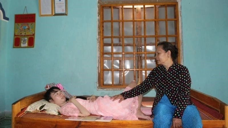 Hình ảnh trẻ bị bại liệt nặng cần phục hồi chức năng